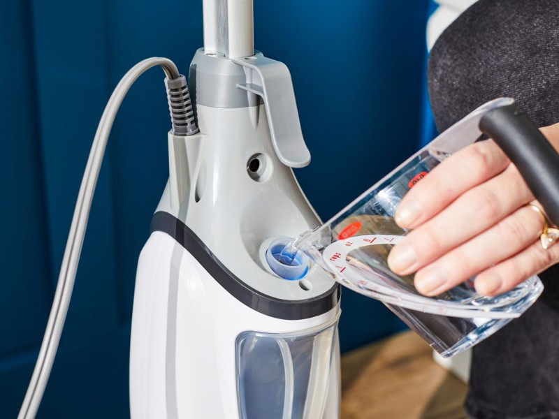 How to pour water in the steam cleaner