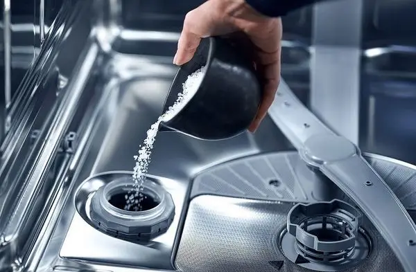 چرا باید از نمک ماشین ظرفشویی استفاده کنید