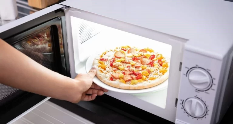 How to make pizza in the microwave