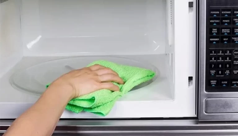 برای جلوگیری از دود کردن ماکروفر، آن را با دستمال مرطوب تمیز کنید