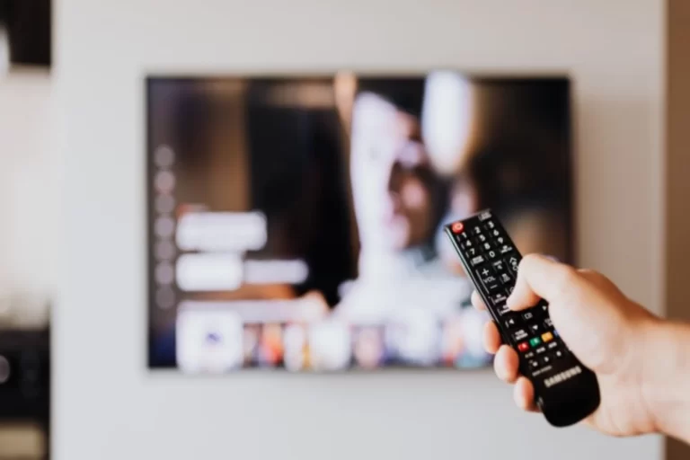 The reasons for dimming the TV screen and how to fix it