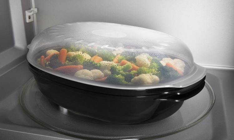The effect of the material of the dishes on the quality of cooked food in Solardam