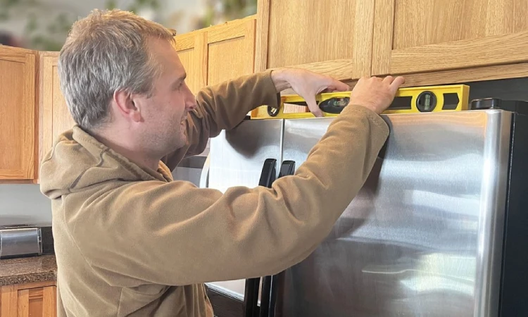 Checking the correct level of the refrigerator with a tool