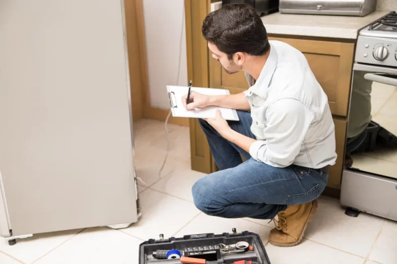 عیب یابی یخچال توسط تکنسین